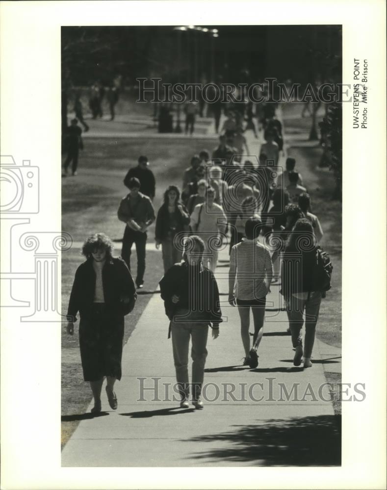 1991 Press Photo Students during class changes on the UW Stevens Point Campus - Historic Images