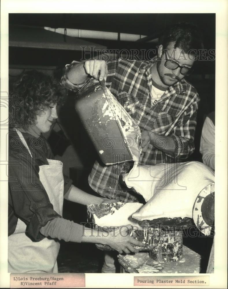 1985 Press Photo UW-Stevens Point students poured plaster to create a mold - Historic Images