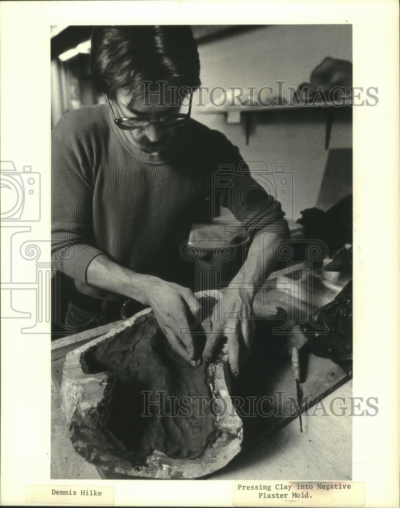 1985 Press Photo UW-Stevens Point student Dennis Hilke pressed clay into layers - Historic Images