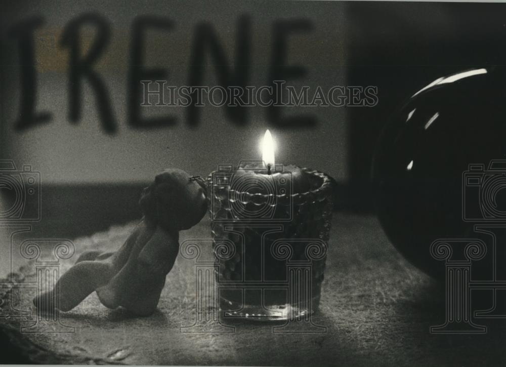 1993 Press Photo A Candle in Center of Table During Poetry Therapy - mjc15879 - Historic Images