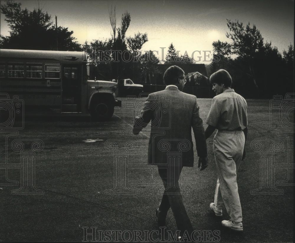 1991 Press Photo James Shaw, Sharon Sandblom discuss Menomonee Falls bus routes - Historic Images