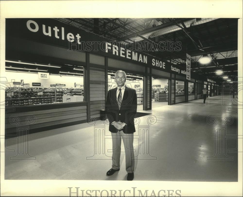 1985 Press Photo Sid Sharpstein, president of US Shoe stands inside new mall, WI - Historic Images