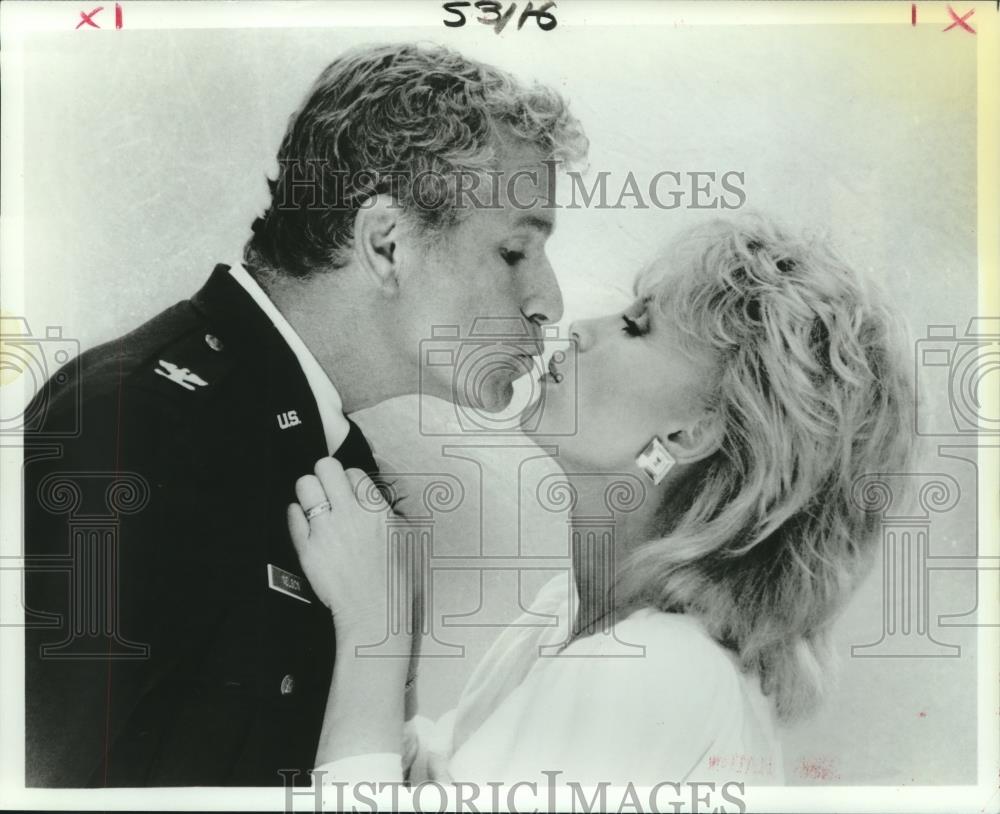 1985 Press Photo Wayne Rogers and Barbara Eden in the "Jeannie"sequel - Historic Images