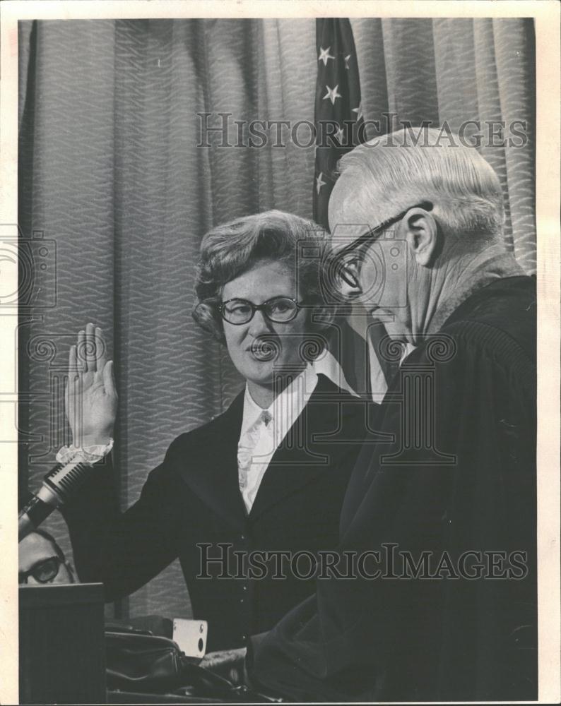 1971 Press Photo Justice Kelley oath Johnston office - RRV30685 - Historic Images