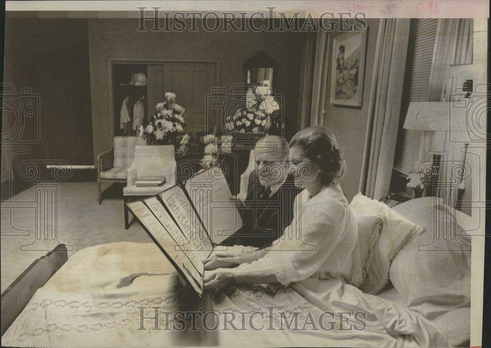 1974 Press Photo Betty Ford looks at Petition. - RRV48799 - Historic Images