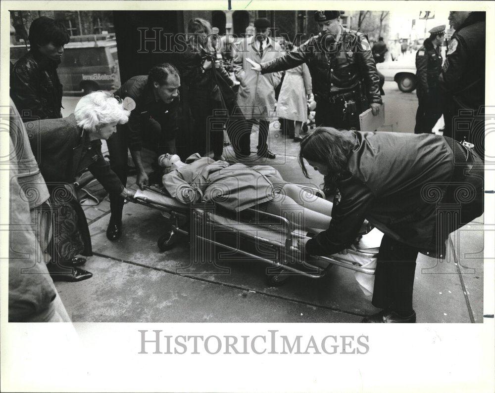 1986 Press Photo Four pedestrians Michigan Chestnut car - RRV01093 - Historic Images