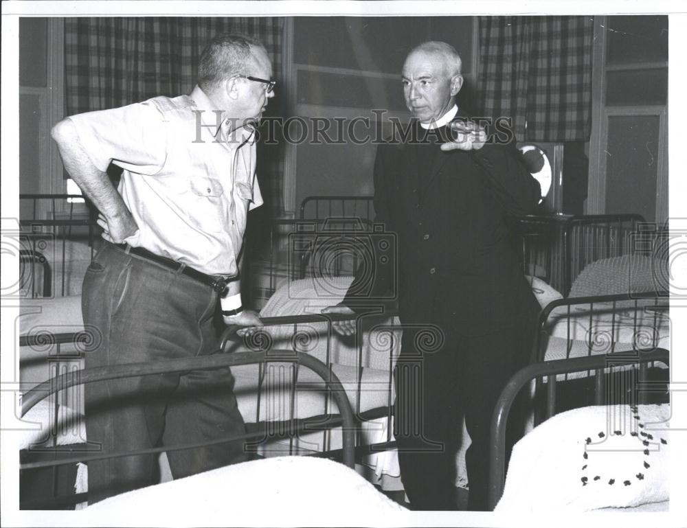 1964 Press Photo Priest talks to ex-convict at rehab - RRV36751 - Historic Images