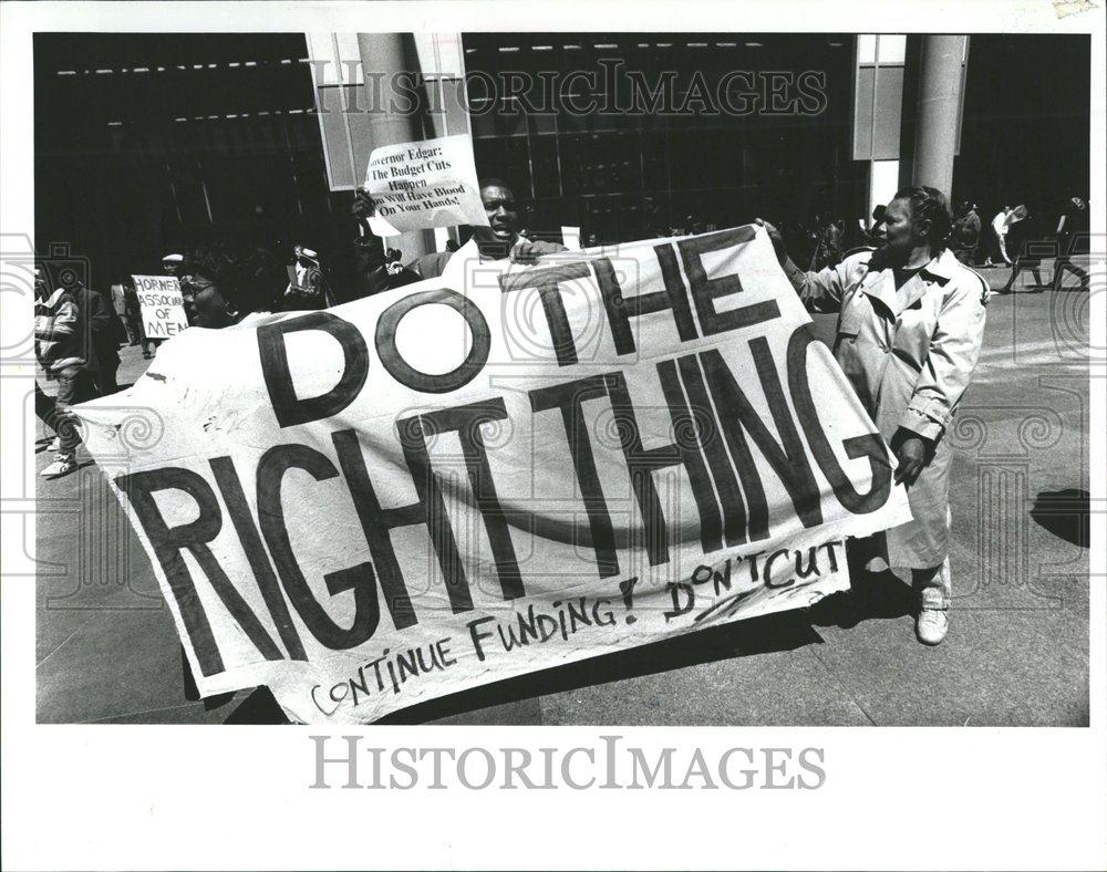 1994 Press Photo Protester challenge Gov. Edgar &amp; Daley - RRV59537 - Historic Images