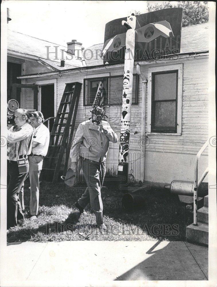 1972 Press Photo Deputy Sheriff wears gas mask Logan - RRV61775 - Historic Images