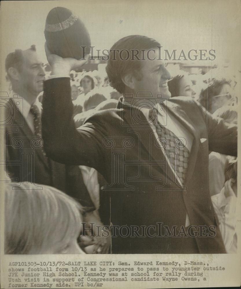 1972 Press Photo Sen. Edward Kennedy JFK Junior High - RRV14183 - Historic Images