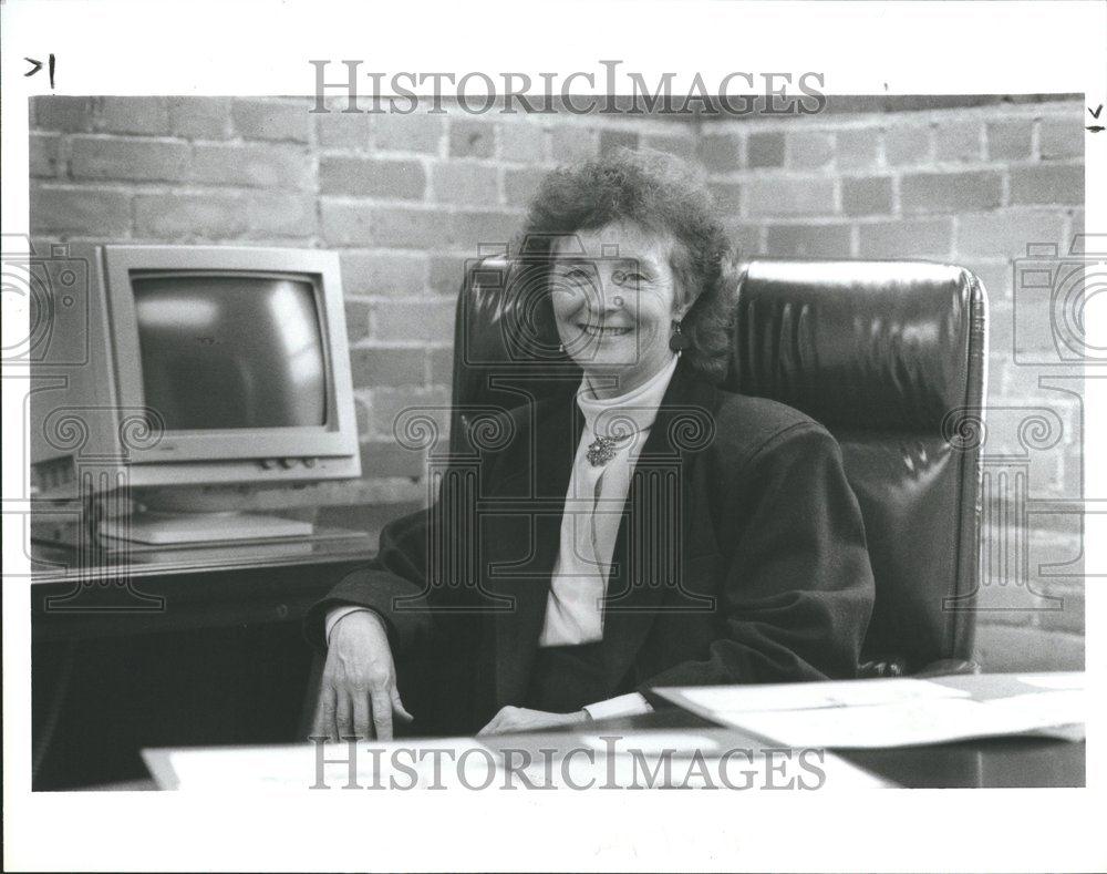 1989 Press Photo Susan Cameron Plymouth MI Landing Bldg - RRV59143 - Historic Images