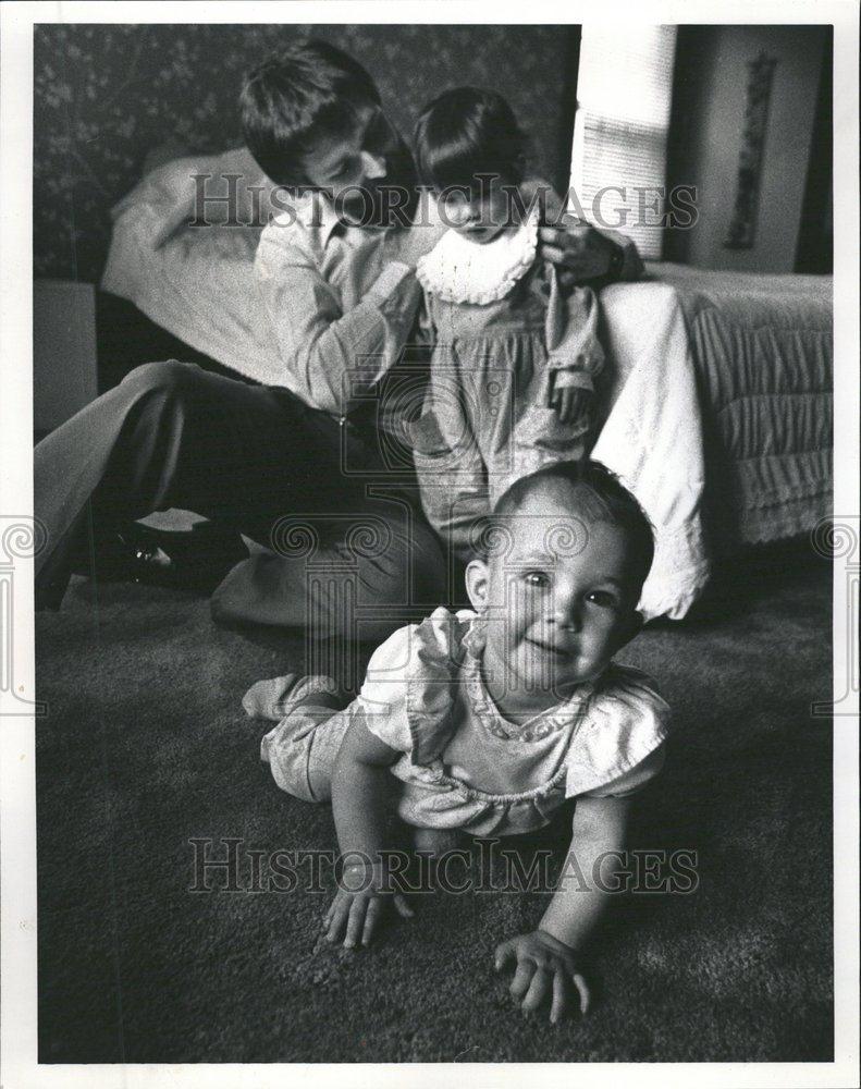 1989 Press Photo Dan Beach Carly Kate Home Daughter - RRV62277 - Historic Images