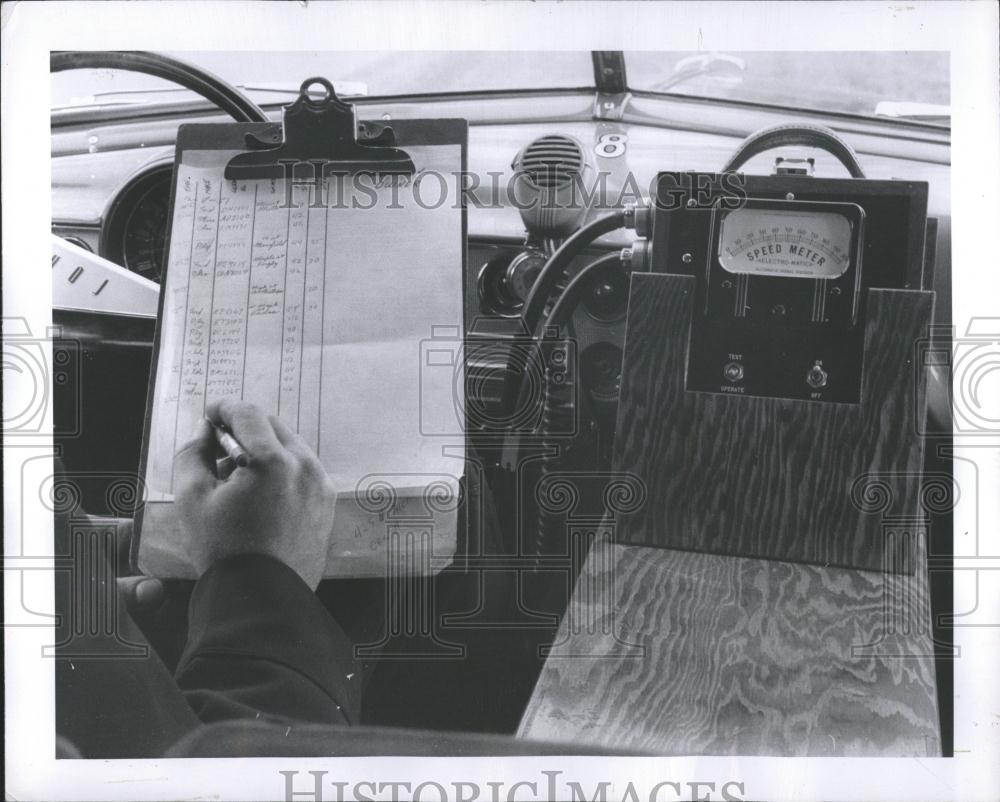 1952 Press Photo Policeman Recording Speeding Violation - RRV38839 - Historic Images