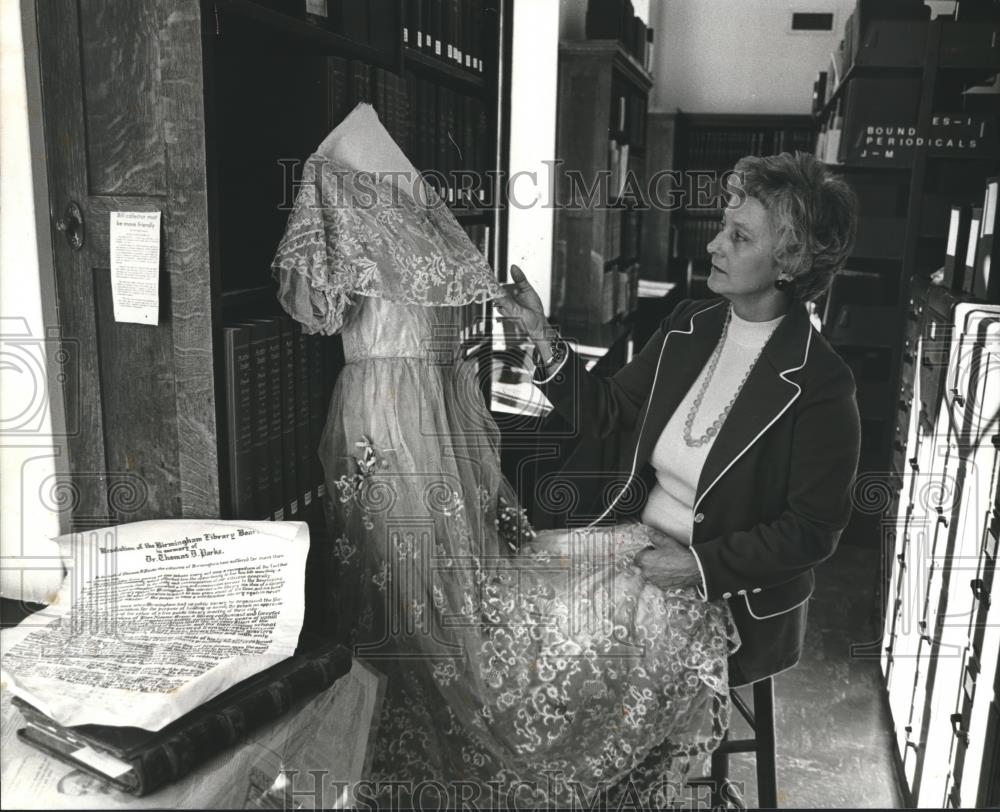 1978 Press Photo Alabama-Birmingham Library patron Madge Hand inspects dress. - Historic Images