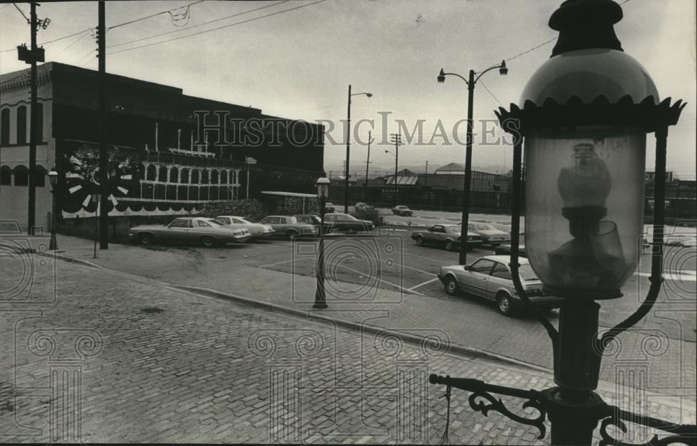 1982 Press Photo Alabama-Birmingham parking lot near Gatsby's, is murder scene. - Historic Images