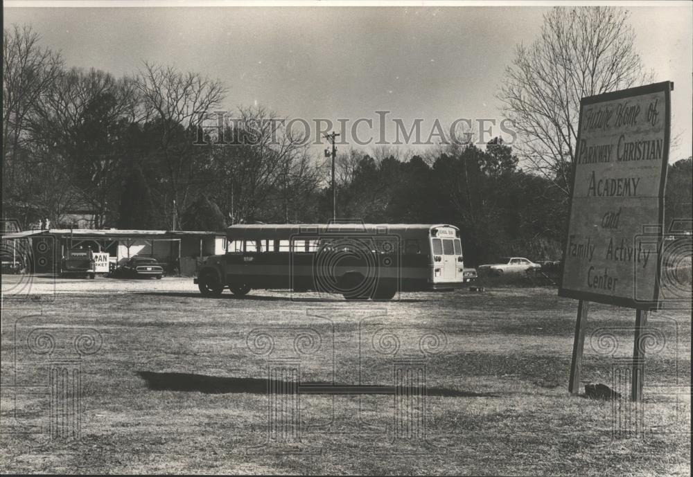 1983 Press Photo-Alabama-Huffman neighborhood against playground on this land. - Historic Images