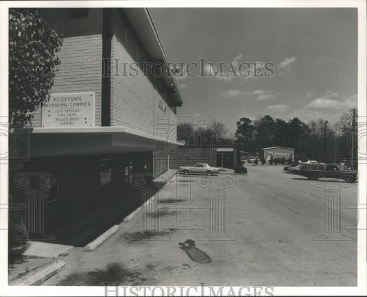 1986 Press Photo Alabama-Hueytown's library will expand into this City Hall lot. - Historic Images