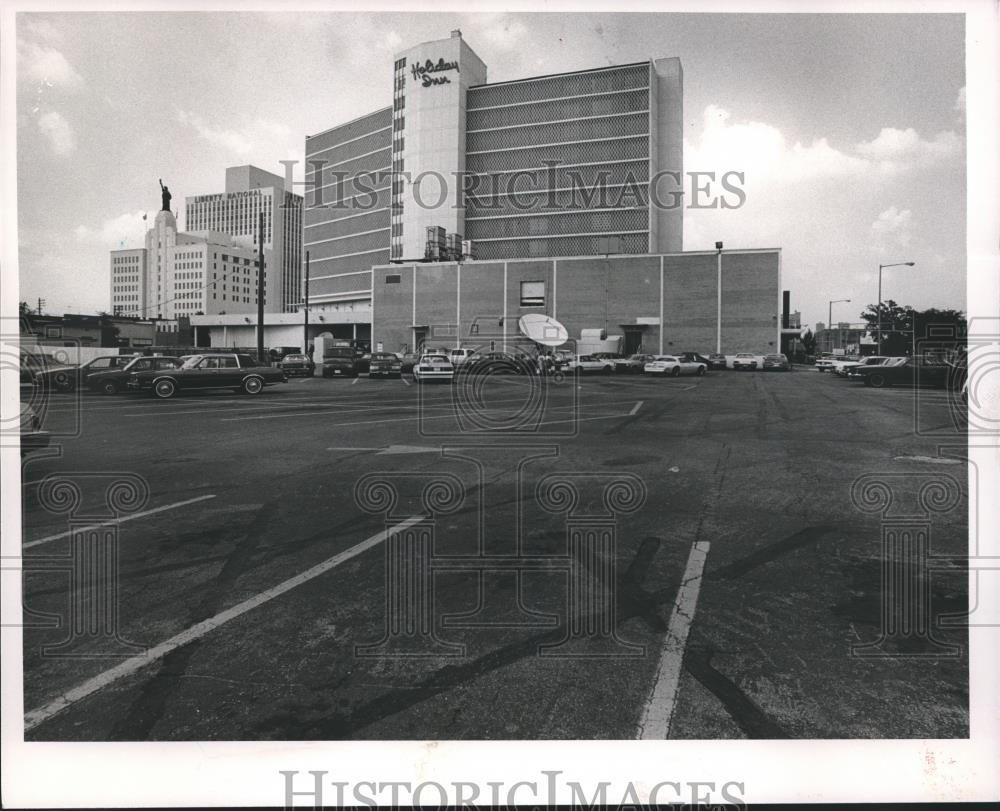 1988 Press Photo Alabama-Birmingham parking near Holiday Inn and Medical Center. - Historic Images