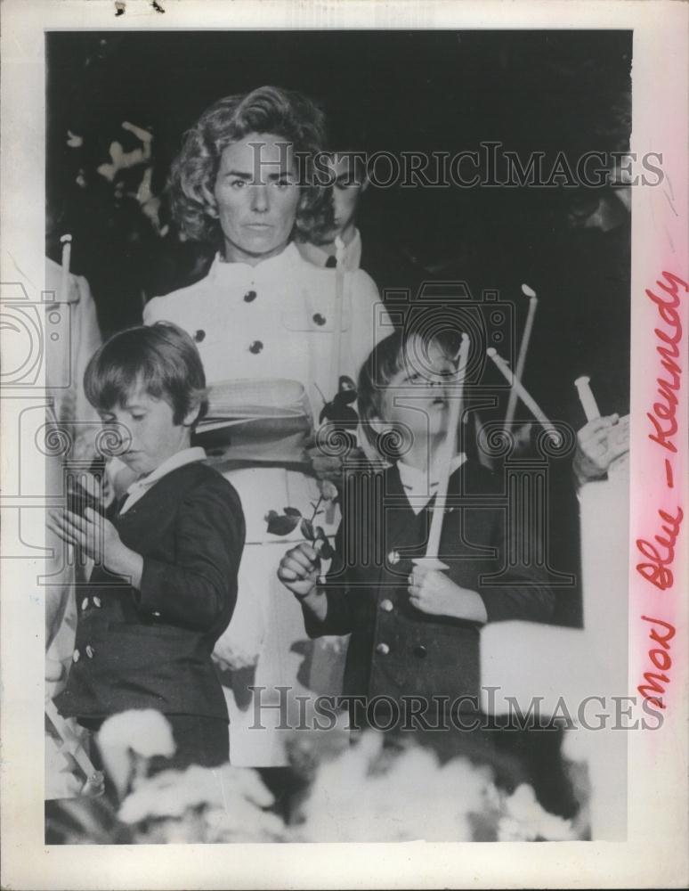 1970 Press Photo Ethel Kennedy and her sons at Mass. - RRV15393 - Historic Images