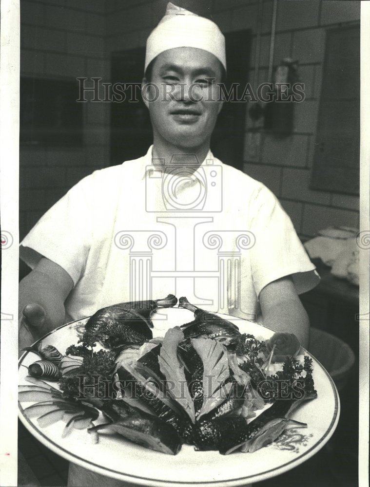 1977 Press Photo Chef Hunan smoked duck restaurant food - RRV60119 - Historic Images