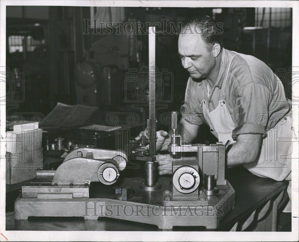 1969 Press Photo Houghton Cushing Tool Maker Machine - RRV51709 - Historic Images