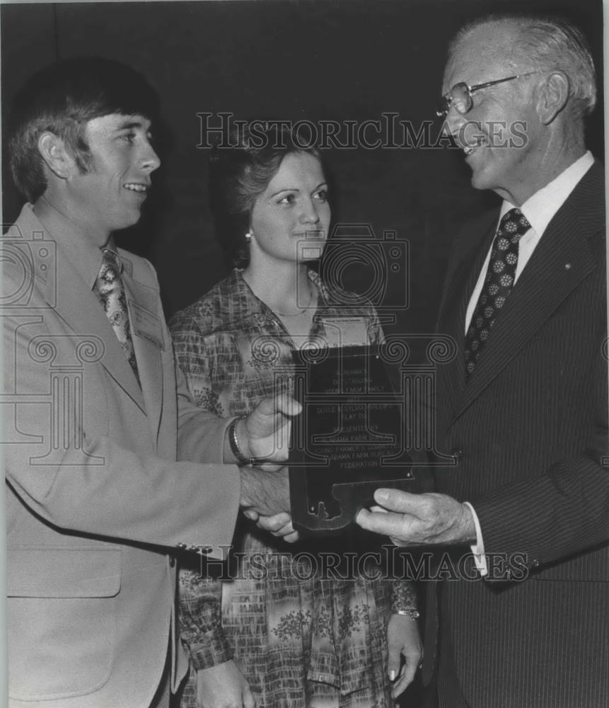 1977 Press Photo J.D. Hays, President of Alabama Farm Bureau, Mr &amp; Mrs Phillips - Historic Images