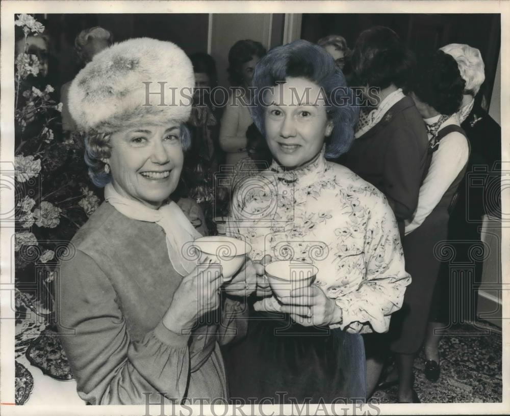 1977 Press Photo Members of Antiquarian Society at home of Mrs. Walter G. Haynes - Historic Images