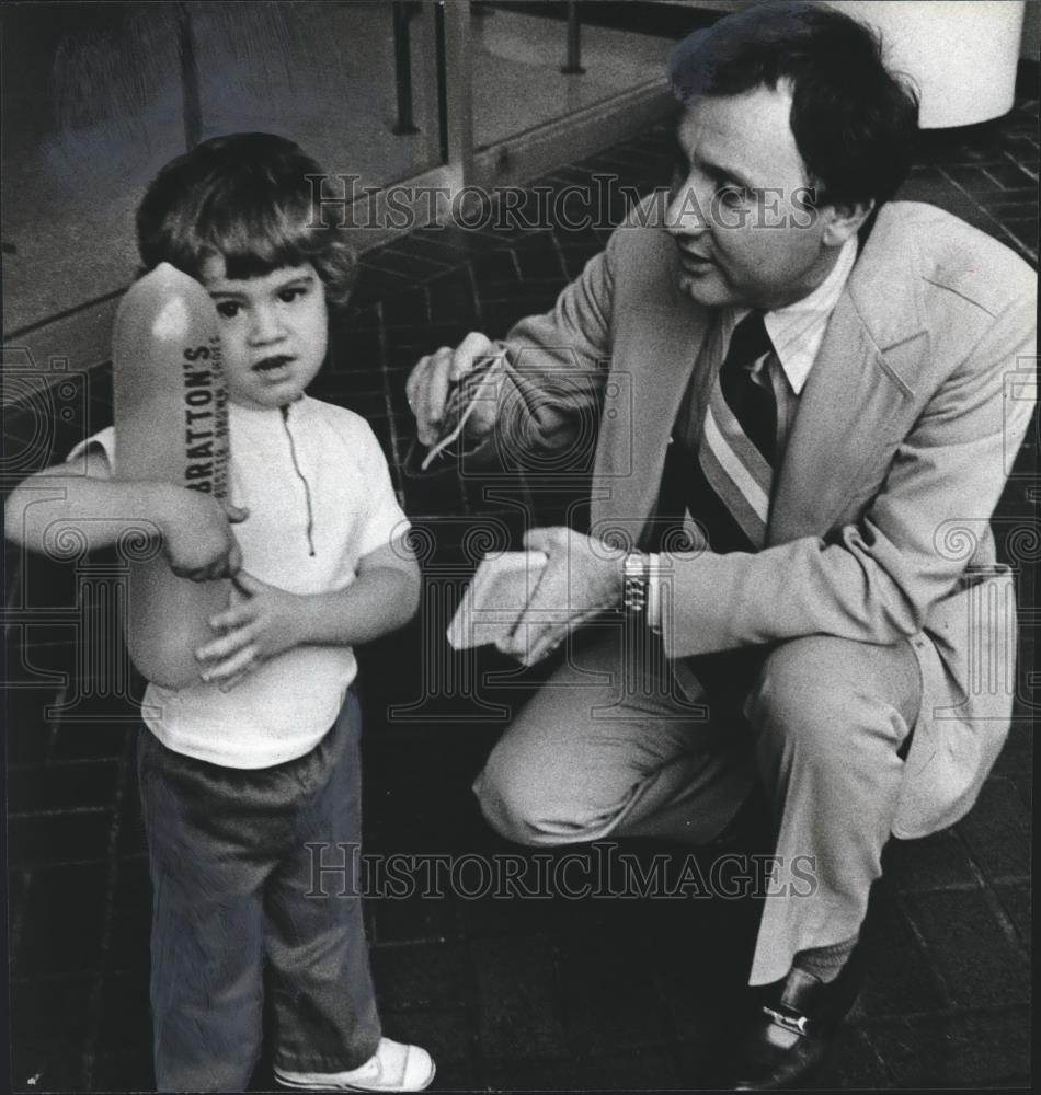 1978 Press Photo Candidate Don Hawkins and Forrest Doles at Hoover Mall - Historic Images