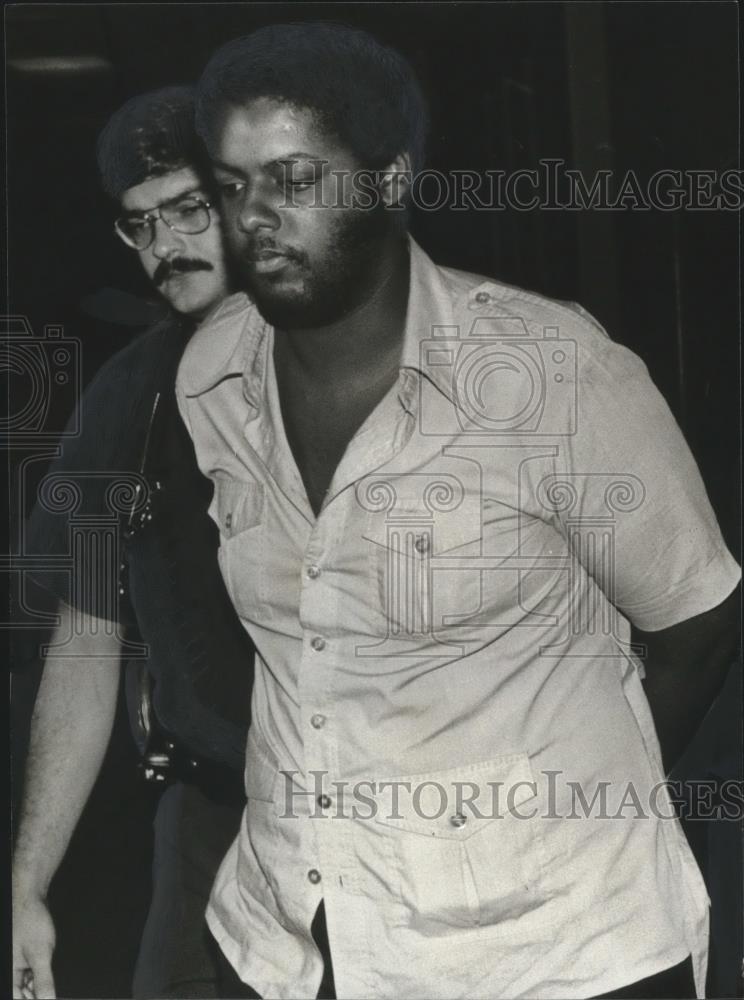 1979 Press Photo murder suspect Anthony Tyrone Washington &amp; Birmingham police - Historic Images