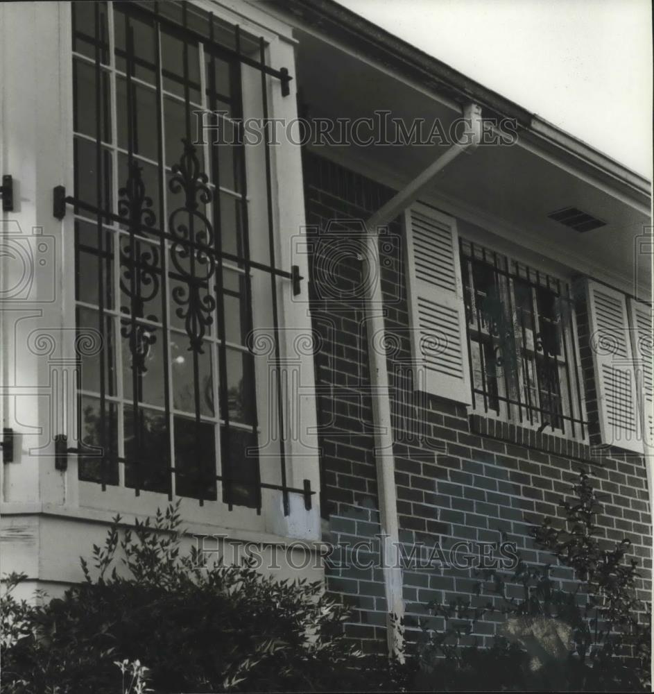 1980 Press Photo barred windows due to burglary, Alabama - abno05288 - Historic Images