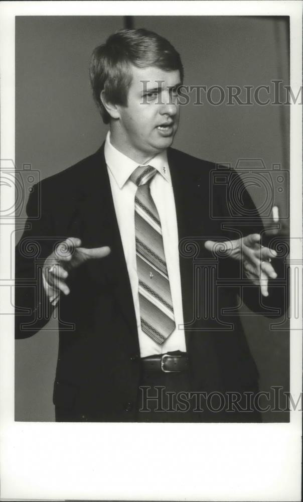 1982 Press Photo Bessemer, AL Chamber of Commerce Director Mike Gaymon Speaking - Historic Images