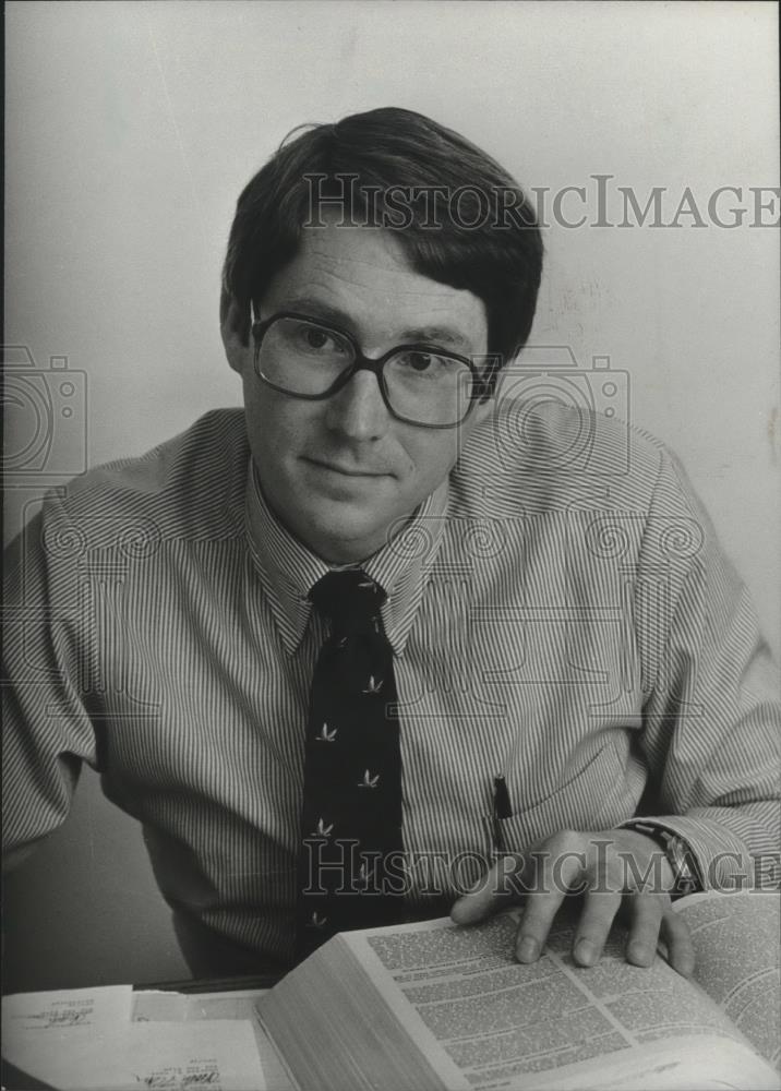 1983 Press Photo H. S. Meade Gwinn, Director of Care Clinic, Lakeshore - Historic Images