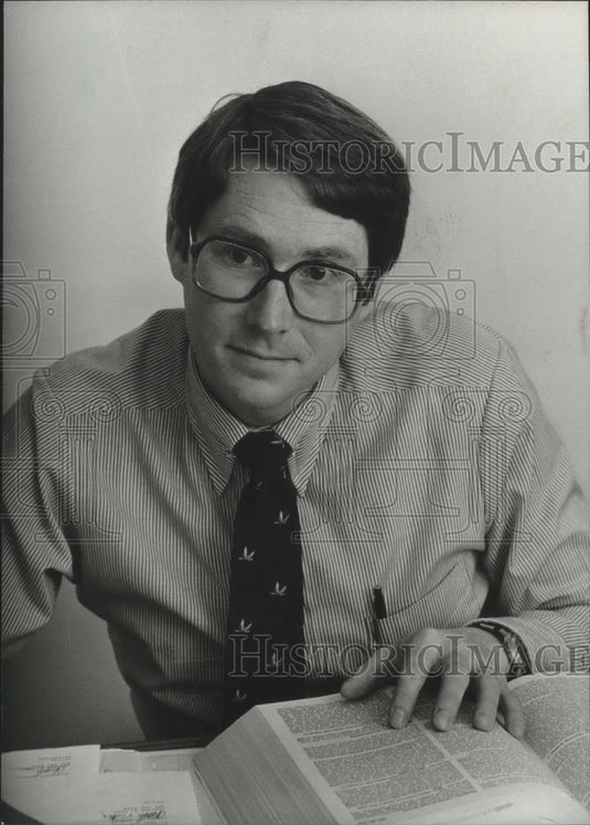 1983 Press Photo H. S. Meade Gwinn, Director of Care Clinic, Lakeshore - Historic Images