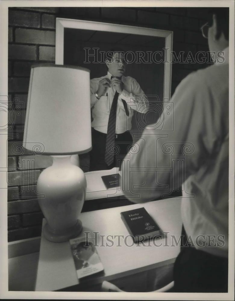 1986 Press Photo Politician Graddick prepares for fundraiser in Fort Payne - Historic Images