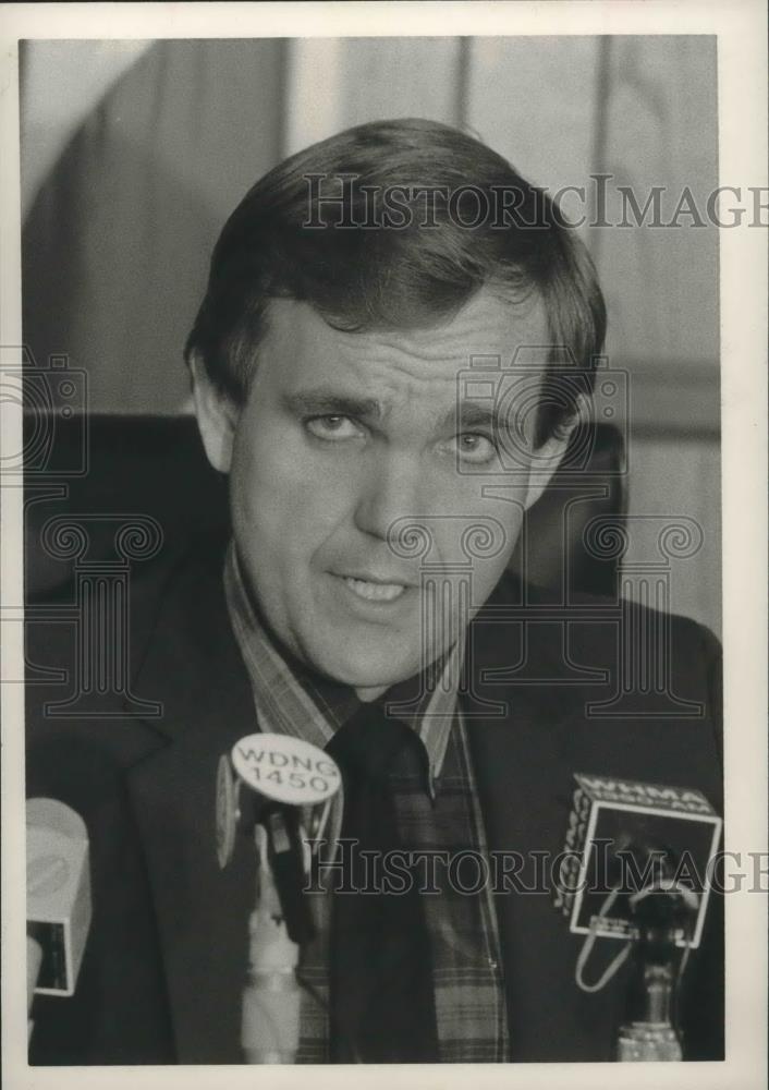 1986 Press Photo Mike Hamlin, Talladega Chief of Police at press conference - Historic Images