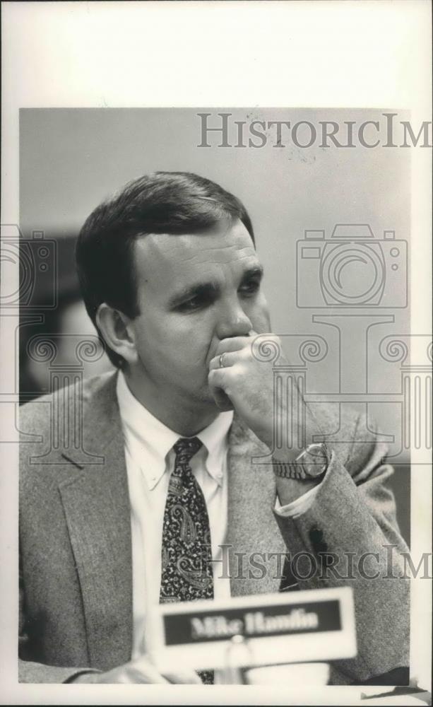 1988 Press Photo Talladega Police Chief Mike Hamlin listens in meeting - Historic Images