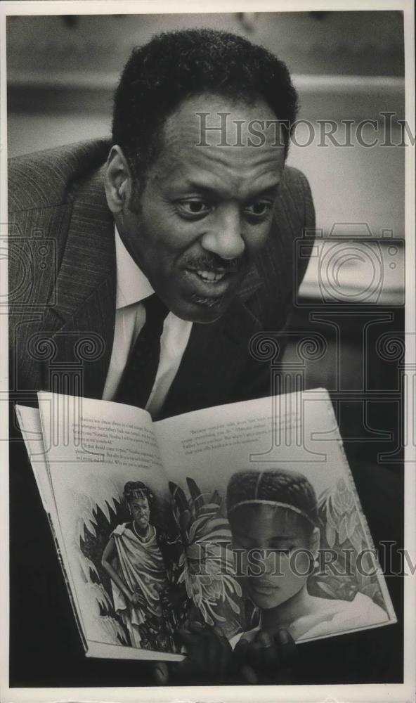 1990 Press Photo Cleveland Hammonds reads to students at Riley School, Alabama - Historic Images