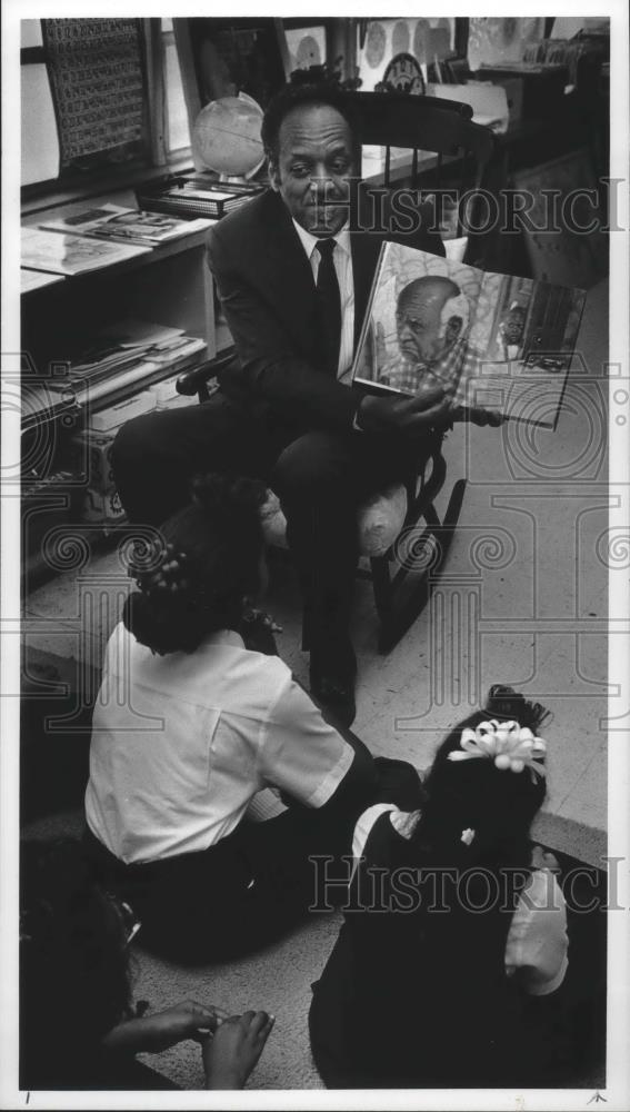 1993 Press Photo Cleveland Hammonds reading to students at Princeton Elementary - Historic Images