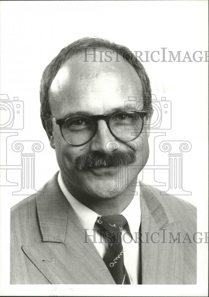 1994 Press Photo Herbert Gzik, Head of Engineering Mercedes-Benz Project, Inc. - Historic Images