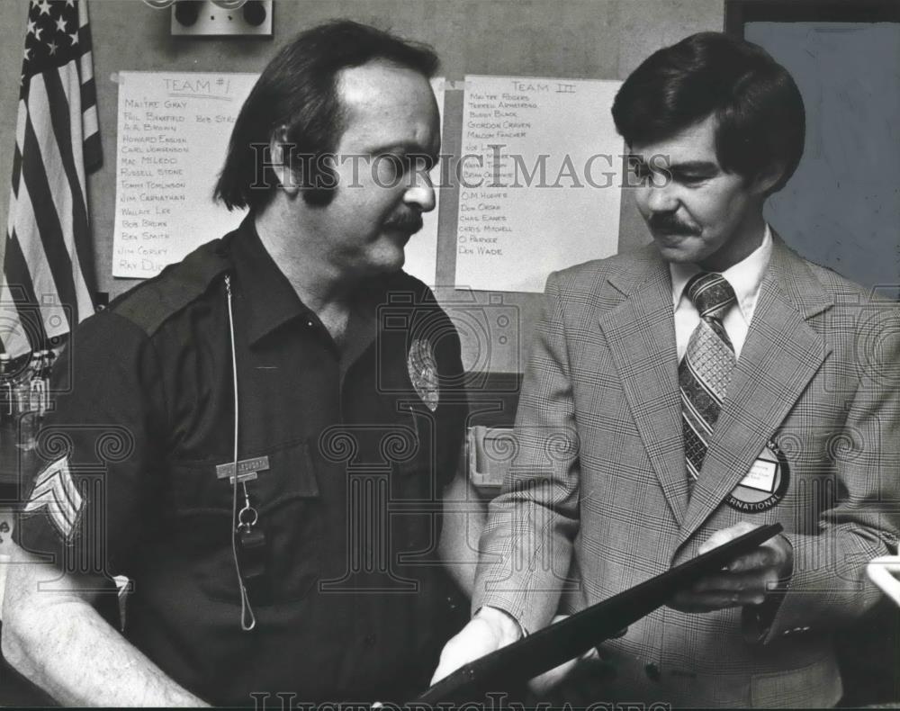 Press Photo Sertoma Club honors Policeman Sergeant Glen Shuttlesworth - Historic Images