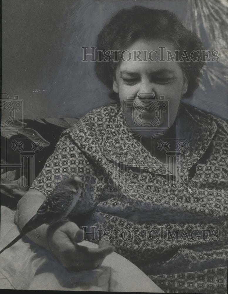 Press Photo Woman Holds Bird on Wrist - Jefferson County Food Distribution - Historic Images