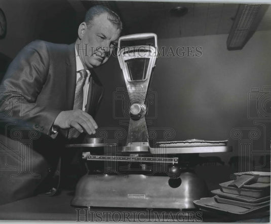 Press Photo Inspector W. B. Harper checks weight of meat container for accuracy - Historic Images