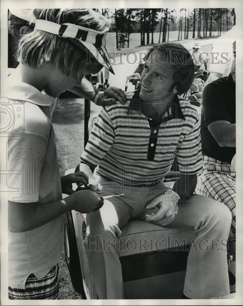 1976 Press Photo Golfer Jerry Pate signs autographs for boy after game - Historic Images