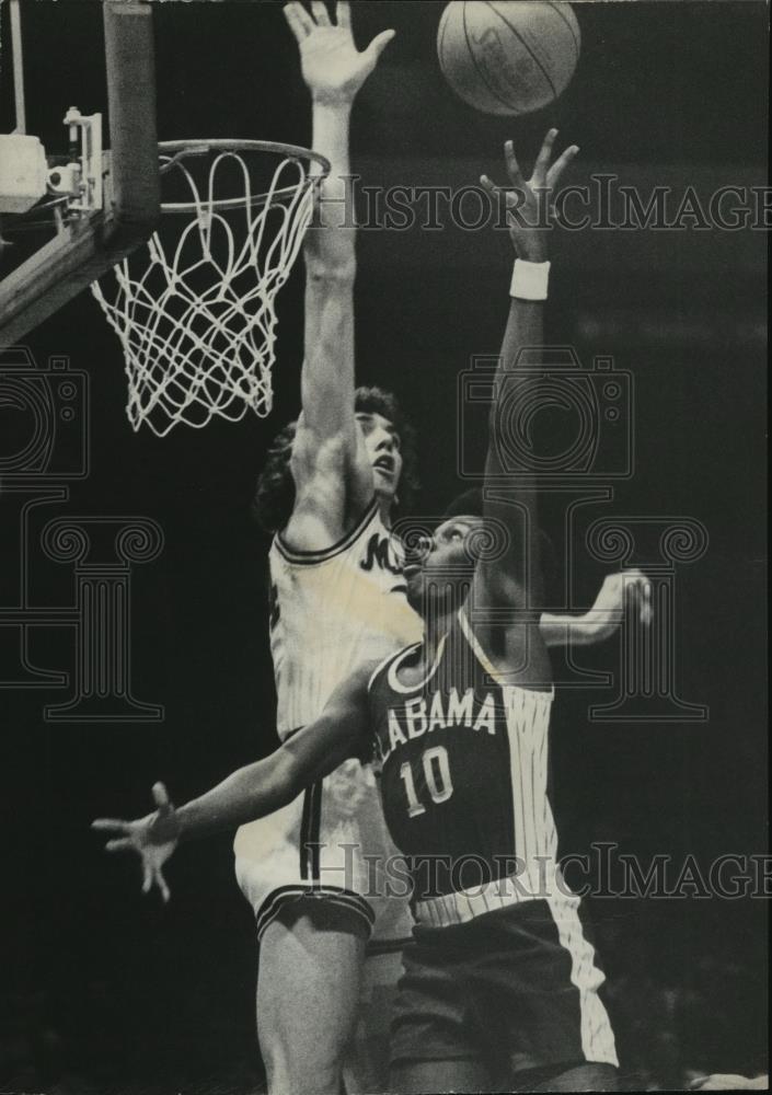 1977 Press Photo Memphis Stater poised to block Robert Scott&#39;s (#10) shot - Historic Images