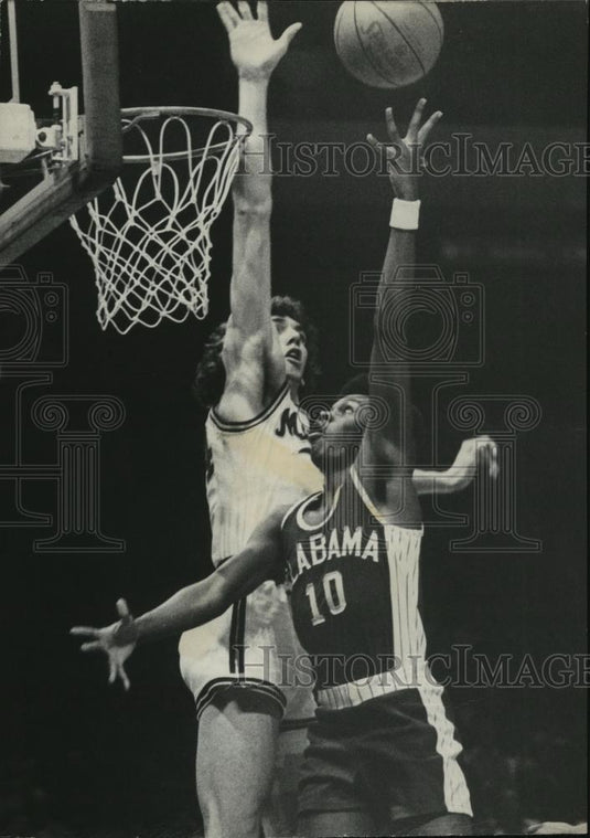1977 Press Photo Memphis Stater poised to block Robert Scott's (