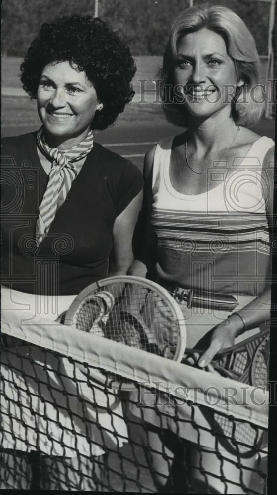 1977 Press Photo Leigh Stabler and Juanita Frongillo at net on tennis court - Historic Images