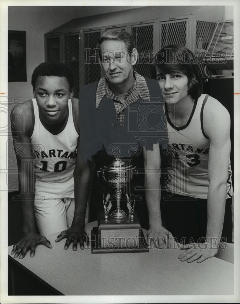 1980 Press Photo Pleasant Grove captains and coach with sportsmanship trophy - Historic Images