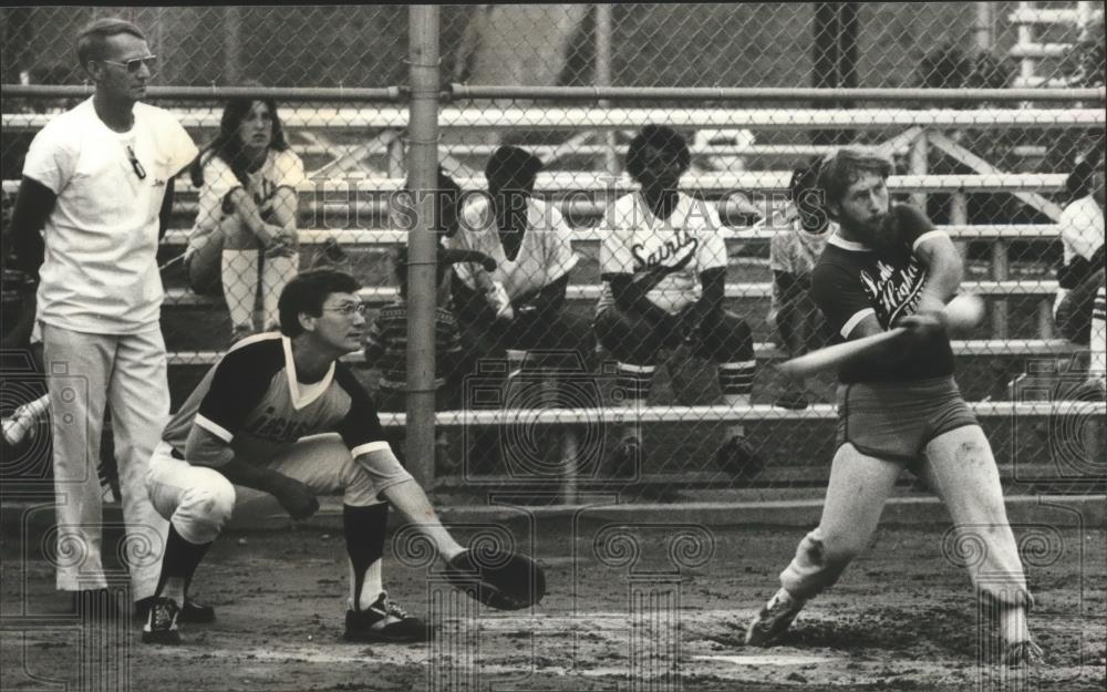 1980 Press Photo Umpire Gamble With Players Sherer And Edwards In Softball Game - Historic Images