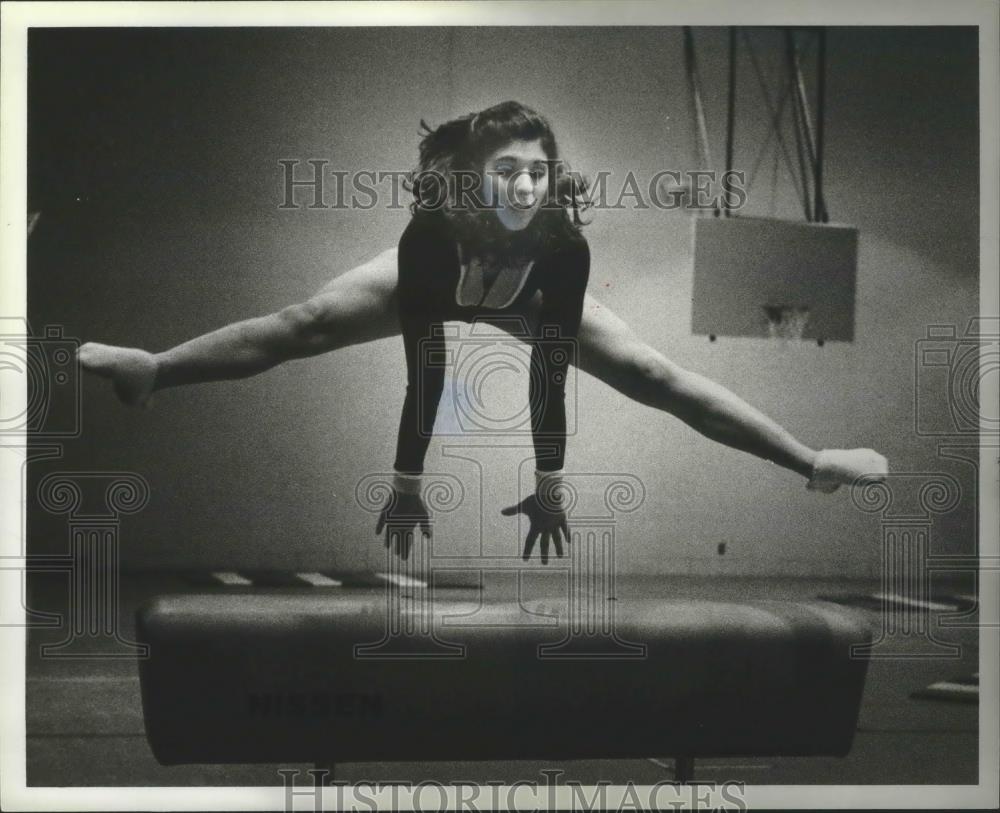 1981 Press Photo Gymnast Linda Fortunis Practices On Her Vaulting Techniques - Historic Images