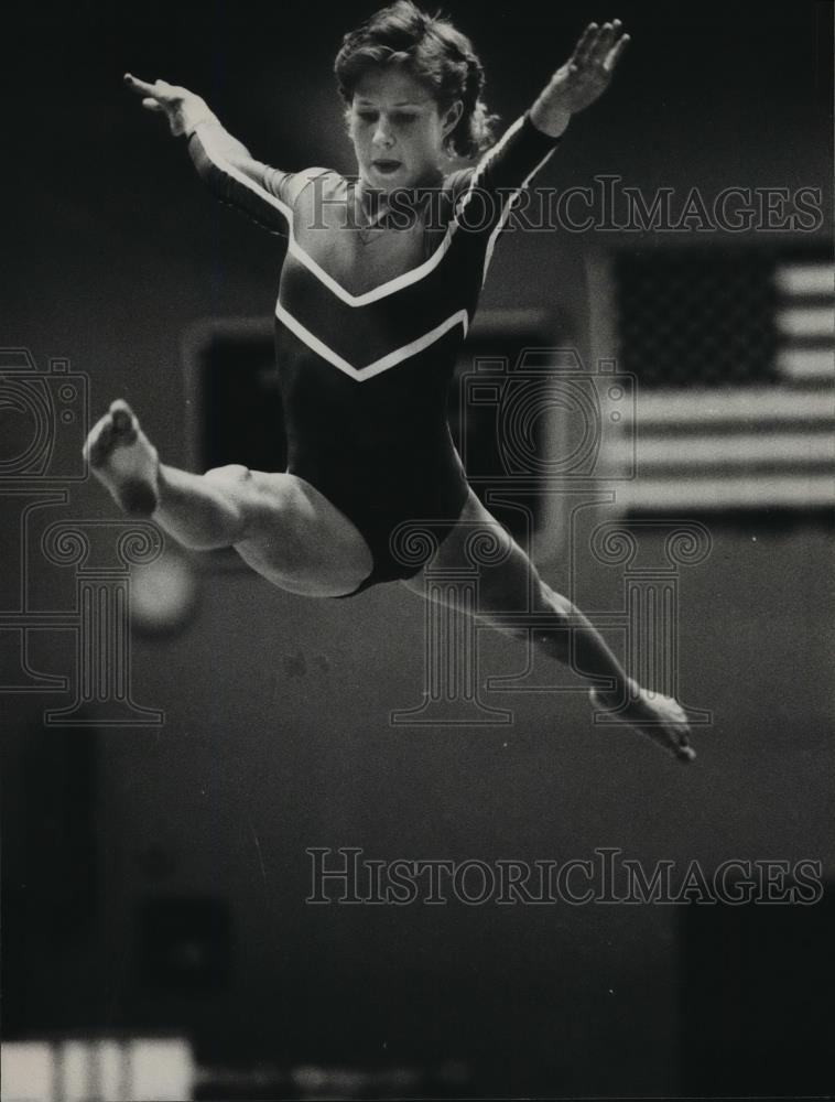 1984 Press Photo Jamie Jenkins, gymnast, does splits at Alabama Sports Festival - Historic Images